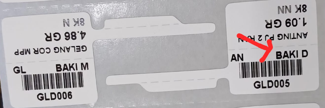 Label barang tercetak, memperlihatkan nama baki di samping barcode