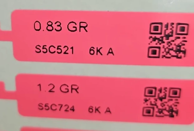 Label barang dengan kode QR, memuat berat dalam gram beserta kode barang dan kadarnya.